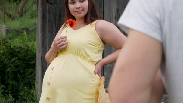 Fotoshoot Van Een Zwangere Vrouw Outdoor — Stockvideo
