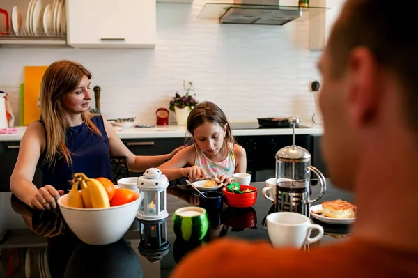 Familia Comiendo Desayuno Juntos Cocina — Foto de Stock