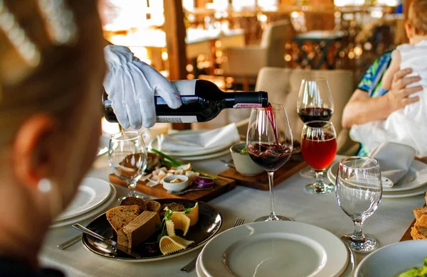 Man Met Wijnglas Restaurant — Stockfoto