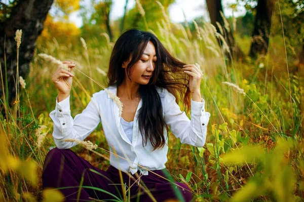 Счастливая Девушка Осенней Прогулке Портрет Красивой Азиатки Гуляющей Парке — стоковое фото
