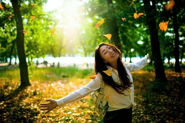Mutlu Sonbahar Yürüyüşü Park Yürüyen Güzel Asyalı Kadın Portresi — Stok fotoğraf