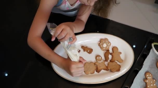 Conceito Família Menina Faz Biscoitos Natal Cozinha — Vídeo de Stock
