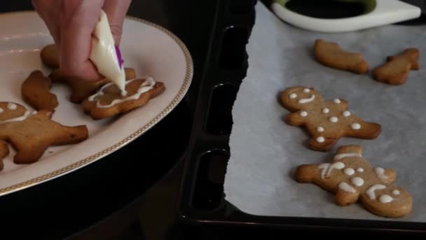 Concept Famille Petite Fille Fait Des Biscuits Noël Dans Cuisine — Video