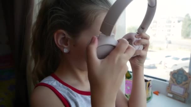 Mädchen Hört Musik Mit Kopfhörern Und Lacht — Stockvideo