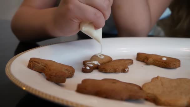 Mama Córka Dokonywanie Christmas Gingerbread Cookie Przeddzień Bożego Narodzenia — Wideo stockowe