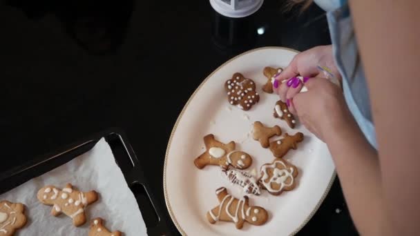 Mãe Filha Fazendo Biscoito Gengibre Natal Véspera Natal — Vídeo de Stock