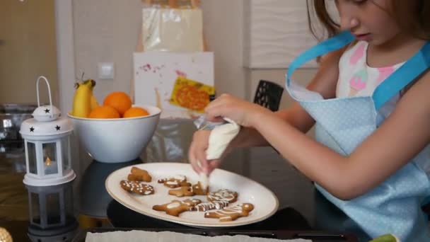 Мати Дочка Роблять Різдвяне Імбирне Печиво Напередодні Різдва — стокове відео