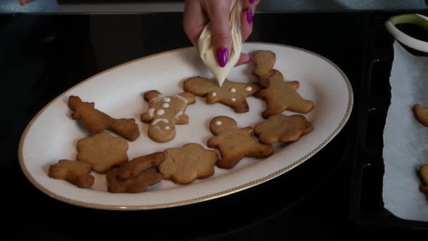 Madre Hija Haciendo Galletas Jengibre Navidad Víspera Navidad — Vídeos de Stock