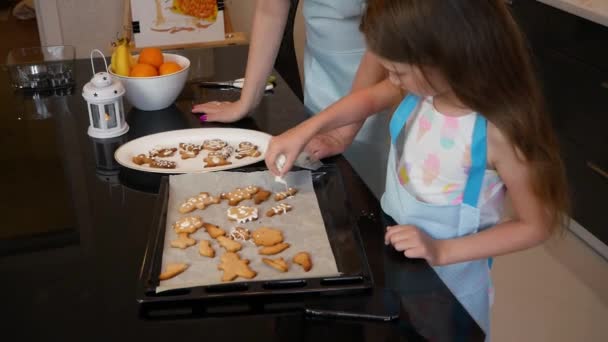 Mãe Filha Fazendo Biscoito Gengibre Natal Véspera Natal — Vídeo de Stock