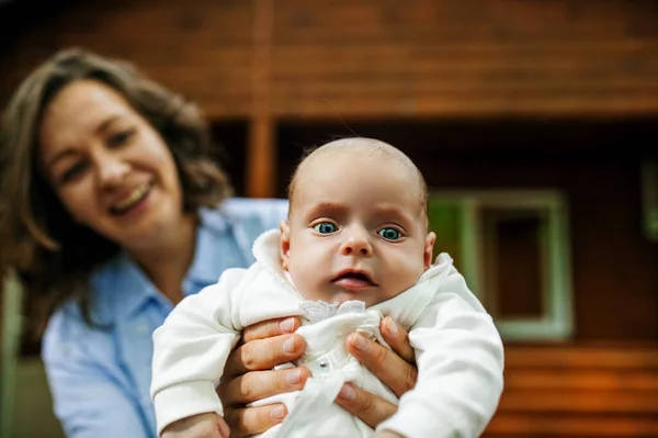 Madre Bebé Recién Nacido Con Grandes Ojos Azules Retrato Familia — Foto de Stock