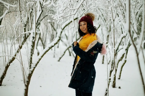 在公园里玩雪的少女 混血女子在雪地里微笑 — 图库照片