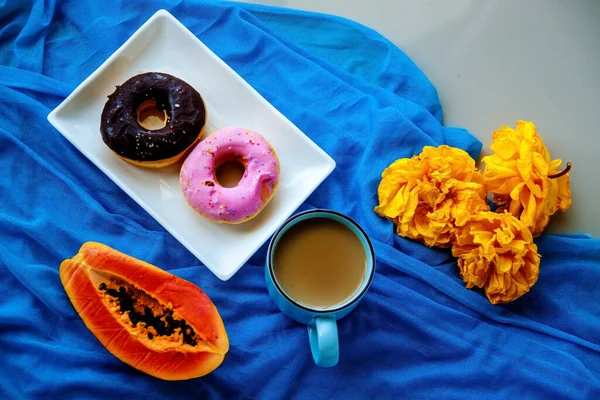 Утренний Завтрак Пончики Чашкой Кофе Фруктами — стоковое фото