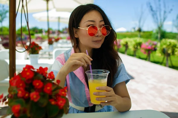 Jung Hübsch Asiatisch Frau Trinken Limonade Sommer Cafe Outdoor — Stockfoto