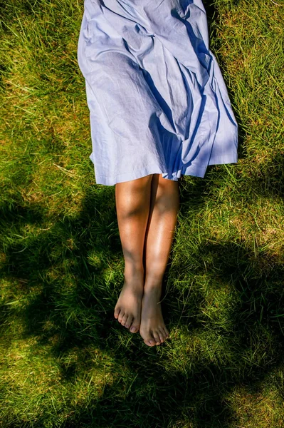 阳光明媚的夏日清晨 绿草上的雌性腿 — 图库照片