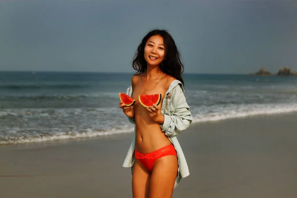 Asiatisk Kvinna Som Äter Vattenmelon Stranden — Stockfoto