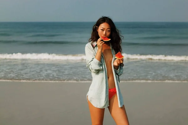 Aziatische Vrouw Poseren Het Strand Eten Watermeloen — Stockfoto