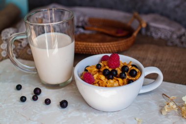 Kahvaltı için bir kase gevrek, çilek ve süt..