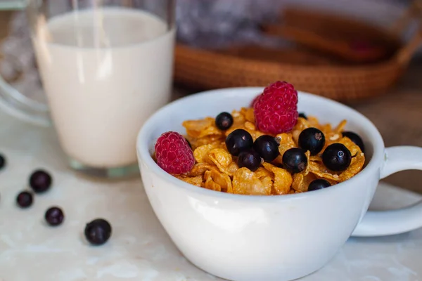 Cuenco Copos Cereales Con Bayas Leche Para Desayuno — Foto de Stock