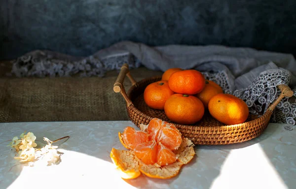 Vue Rapprochée Des Mandarines Fraîches Dans Panier Sur Table — Photo