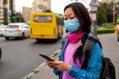 Coronavirus sırasında, Çin 'de Yolda Yürüyen Cerrahi Maske Giyen Kadın