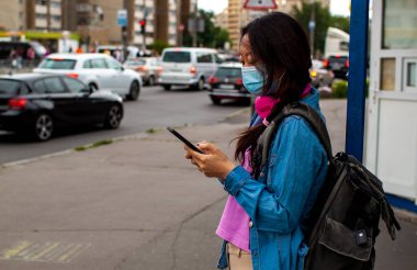 Coronavirus sırasında, Çin 'de Yolda Yürüyen Cerrahi Maske Giyen Kadın
