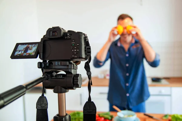 Uomo Blogger Cucina Moderna Tagliando Verdure Fresche Verdi Registrare Ricetta — Foto Stock