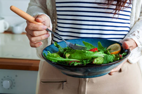 Junge Vegetarierin Macht Salat Mit Gesundem Essen Der Modernen Küche — Stockfoto