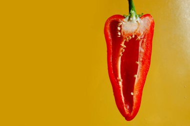 Kırmızı Biber Sarı Arkaplanda İzole Edildi.