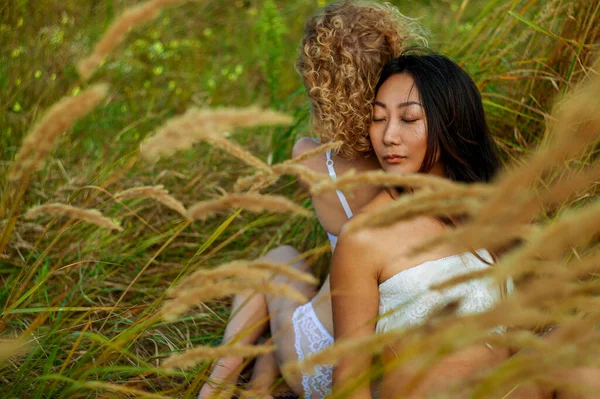 Deux Naturel Belle Femme Posant Dans Été Prairie Asiatique Beauté — Photo