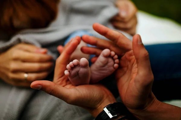 Pie Bebé Recién Nacido Mano Del Padre — Foto de Stock