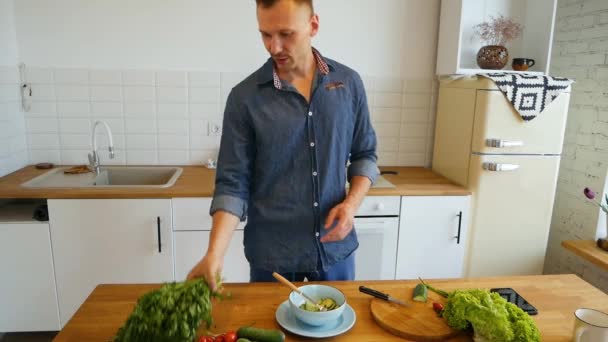 Man Koken Doen Van Een Stuk Naar Camera Voor Show — Stockvideo