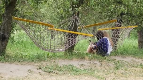 Avslappnad Ung Kvinna Tittar Mobiltelefon Hammock — Stockvideo