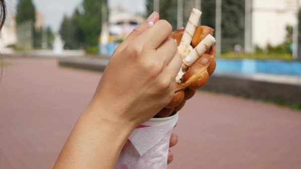 Bubbelwafel Eten Met Chocolade Ijs Bosbessen — Stockvideo