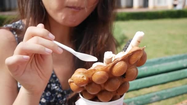 Bubbelwafel Eten Met Chocolade Ijs Bosbessen — Stockvideo