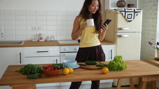 Sorrindo Mulher Asiática Usando Smartphone Para Pesquisar Receitas Cozinhar Salada — Vídeo de Stock