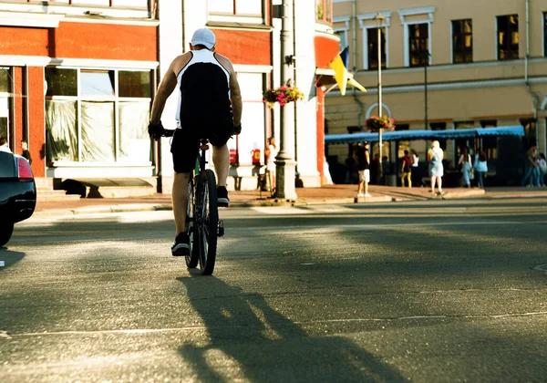 Joven Montar Bicicleta Centro Ciudad — Foto de Stock