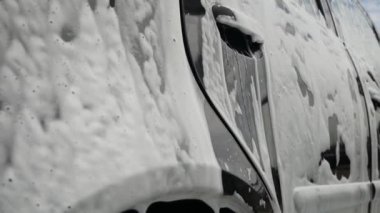 Köpüklü araba yıkama, su püskürten adam, araba yıkama.