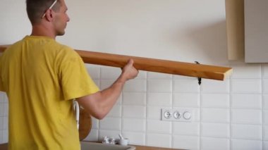 İç tasarım İnşaat Mutfağı. Usta mutfakta tamirat yapıyor..