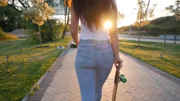 Primer Plano Tiro Chica Sosteniendo Monopatín Caminando Atardecer — Vídeo de stock