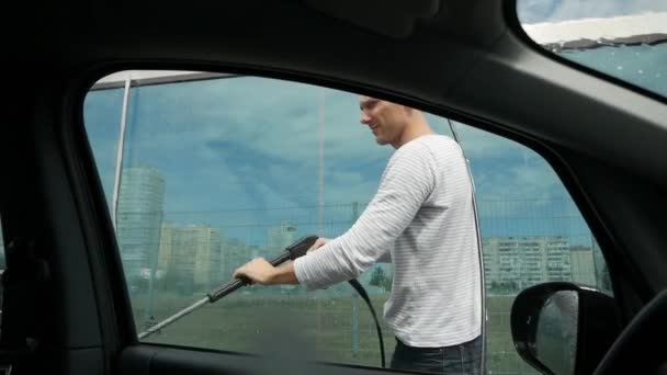 Homem Lava Carro Com Uma Água Jato Uma Espuma Alta — Vídeo de Stock