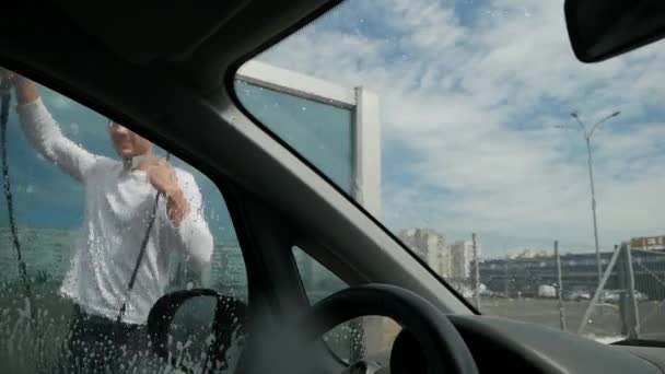 Homem Lava Carro Com Uma Água Jato Uma Espuma Alta — Vídeo de Stock