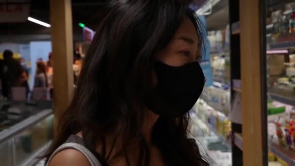 Ασιάτισσα Γυναίκα Φορούν Πρόσωπο Αναλώσιμη Ιατρική Μάσκα Στο Σούπερ Μάρκετ — Αρχείο Βίντεο