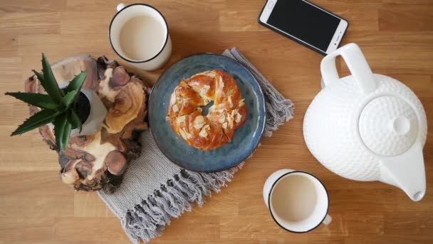 Frukost Med Kaffe Och Bröd Träskiva Ovanifrån — Stockvideo