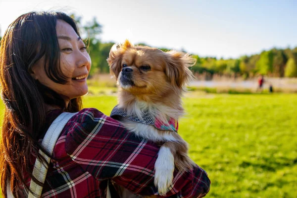 Chinois Fille Assis Dans Herbe Avec Petit Chien — Photo