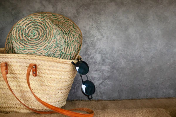 Αξεσουάρ Παραλίας Τσάντα Ψάθινο Καπέλο Γυαλιά Ηλίου Γκρι Φόντο — Φωτογραφία Αρχείου