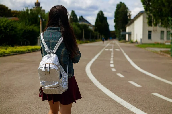 Sırt Çantalı Genç Kadın Yolda — Stok fotoğraf