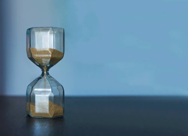 Mavi Arkaplanda Kum Saati Fotoğrafı