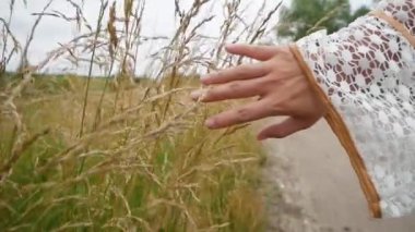 Kadın El Dokunma Alanı Gün batımında Kapalı Kapılar ardında Özgürlüğün tadını çıkarıyor. 