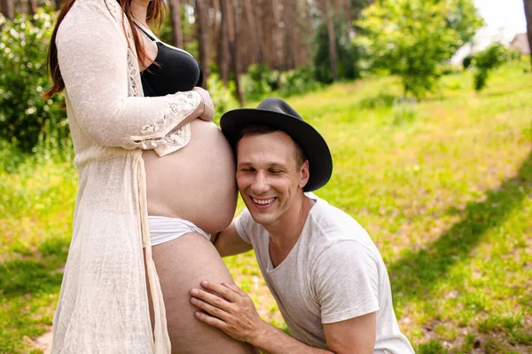 Felice Coppia Incinta All Aperto Marito Toccando Sua Moglie Pancia — Foto Stock