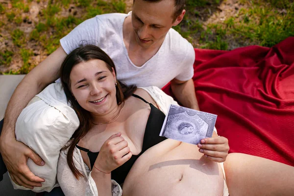Glad Gravid Par Utomhus Gravida Par Som Håller Ultraljudsskanning — Stockfoto